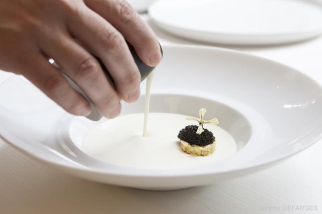 Velouté d'asperge blanche, oeufs de truite, recette de Toshitaka Omiya, restaurant Alliance (Paris 5e)