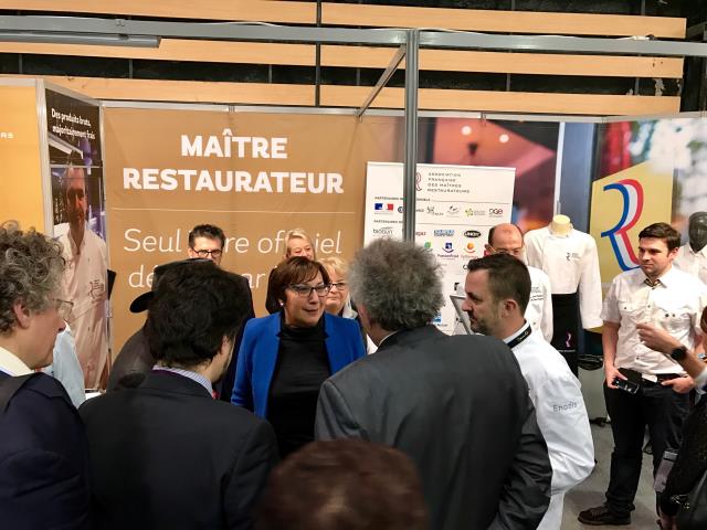 Martine Pinville, Secrétaire d'Etat en charge du commerce, en visite au Sirha, s'est arrêtée sur le stand de l'Association Française des Maîtres Restaurateurs.