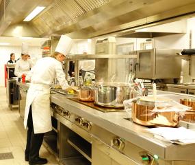Premier service dans les nouvelles cuisines du gastro de Chamalières avec les BTS 2e année en...