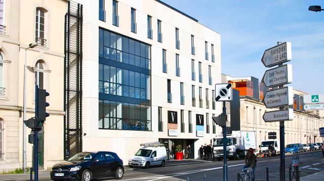Le bâtiment Vatel possède une double entrée, cours du Médoc pour les élèves et clients de l'hôtel, quai des Chartrons pour  le bar et les restaurants