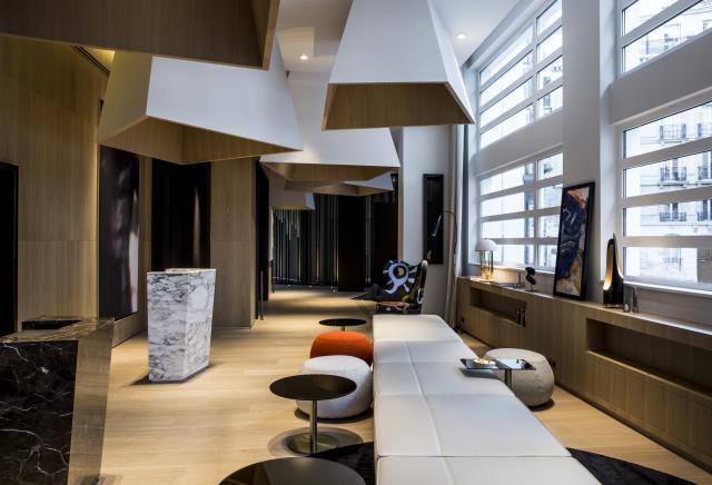 A l'hôtel Le Cinq Codet (Paris), Jean-Philippe Nuel signe un lobby dans l'air du temps : design et informel.