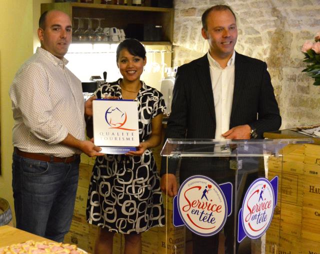Vincent et Emeline Vigneron et le responsable développement point de vente pour l'Est, Denis Zeigin, lors de la remise du label Qualité Tourisme.