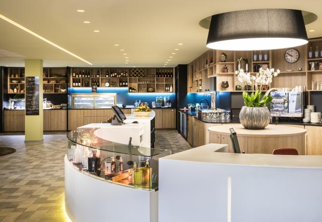 La marque Novotel veut replacer l'offre F&B au centre de son lobby. Ici, le GourmetBar du Novotel Paris Nord Expo Aulnay.