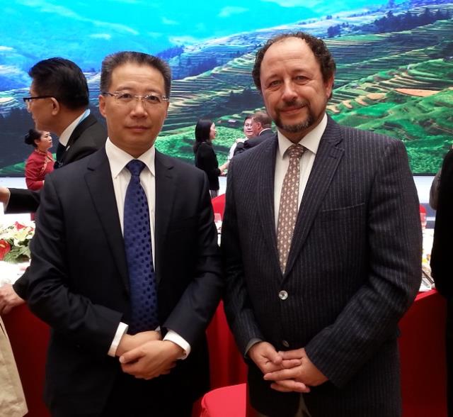 Yong Mou directeur du tourisme de la provence de Guizhou et Philippe François