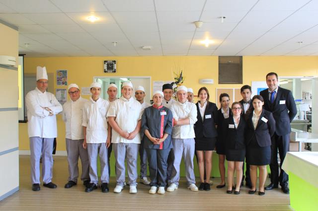 Les apprentis de la section cuisine et restauration service, entourés de Frédéric Schwedt, moniteur cuisine et Pierre Bonnet, moniteur service.