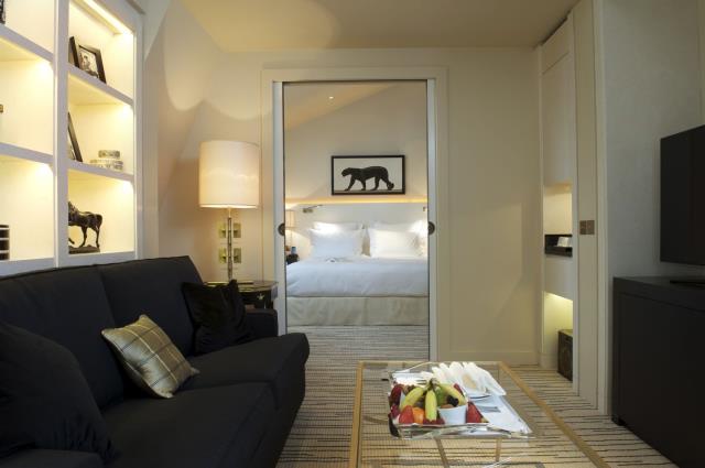 Les prix des chambres oscillent de 550 €  pour une chambre standard à 1 450 €  pour une suite de 44 m2.