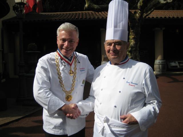 Paul Bocuse, hôte de marque du Congrès des Maîtres cuisiniers de France, accueilli par Christian Têtedoie, président de l'association des Maîtres cuisiniers de France.