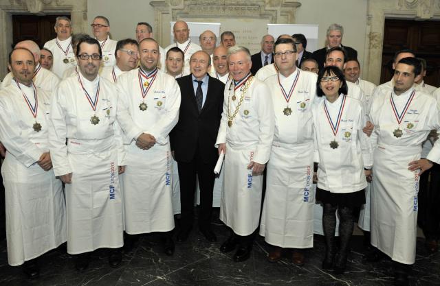 Les Maîtres cuisiniers de France fraîchement intronisés réunis autour de Gérard Collomb, sénateur-maire de Lyon, et de Christian Têtedoie, président de l'association.