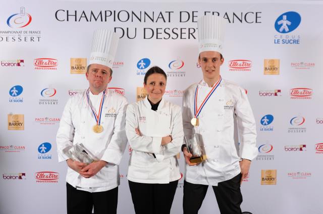 Philippe Le Deuc, lauréat du Championnat de France du dessert 2012 dans la catégorie 'Professionnel', Anne-Sophie Pic, et Valentin André, lauréat du Championnat de France du dessert 2012 dans la catégorie 'Junior'.