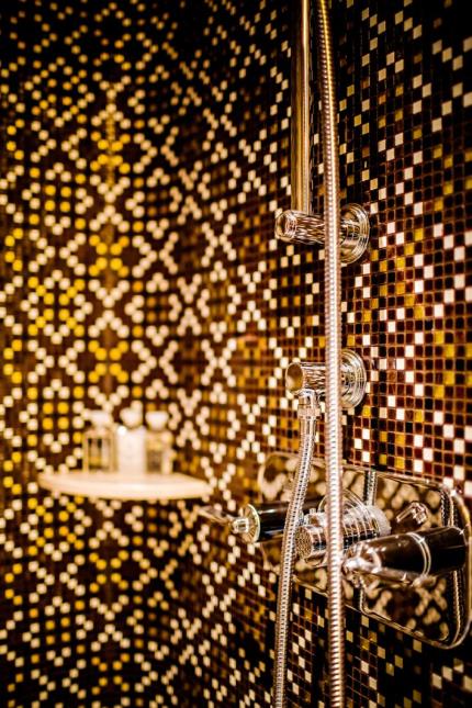 Subtile salle de bains avec douche à l'italienne en mosaïque.
