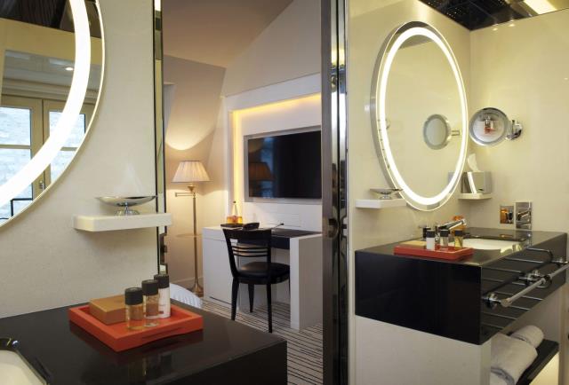 Le style Art déco est parfaitement travaillé avec des salles de bains en marbre.