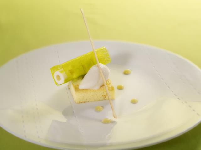 Dessert sélection de Rémi Touja : 'Satin d'ananas, citron vert et baie de genièvre'