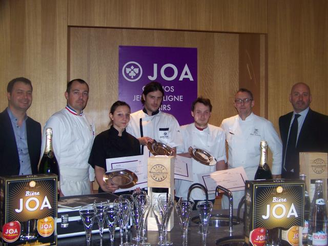 Les trois lauréats du concours, entourés par le jury composé de la direction  du groupe Joa et des professeurs de l'Institut Bocuse.