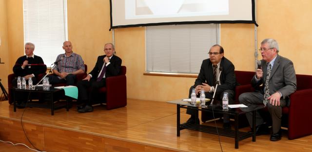 Gérard Hampartzoumian (à droite) a animé les débats au côté des différents intervenants.
