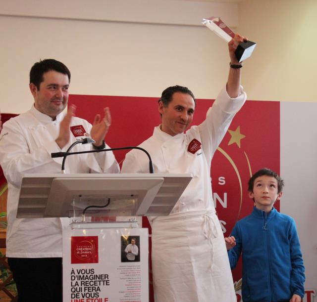 Jean-François Piège, président du concours applaudit Maurice Alexis, admiré par son fils Sacha.