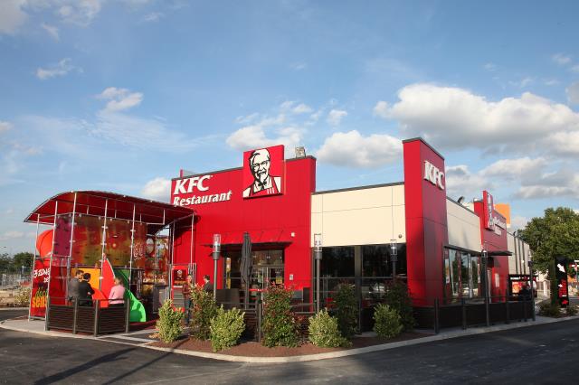 Dans la majorité des établissements KFC, il existe une partie drive pour la vente à emporter depuis sa voiture.