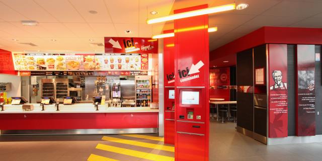 Les restaurants KFC disposent d'un comptoir avec 'menu board' : le client choisit, paye et emporte sa commande sur un plateau.