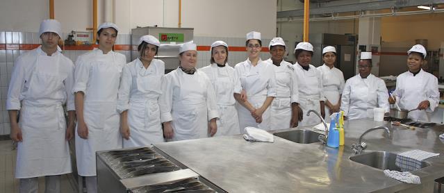 Un groupe d'apprenants motivés et impliqués dans les cuisines du Lycée Jean Monnet
