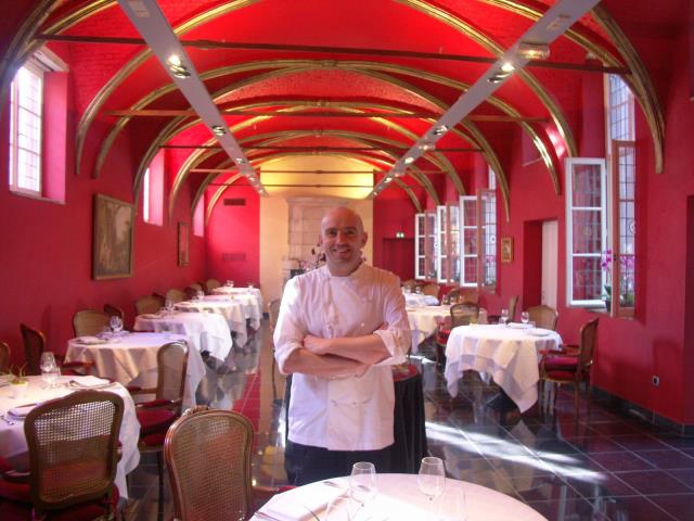 Richard Demandrille apprécie la grande salle rouge  emblématique du restaurant gastronomique