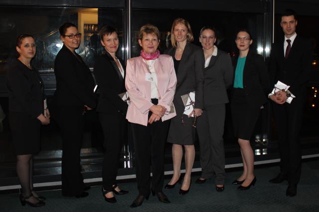 Au centre, Nicole Spitz entourée à sa droite de Gwenaelle Fusté, à gauche de Pernille Douvain et des autres finalistes du concours