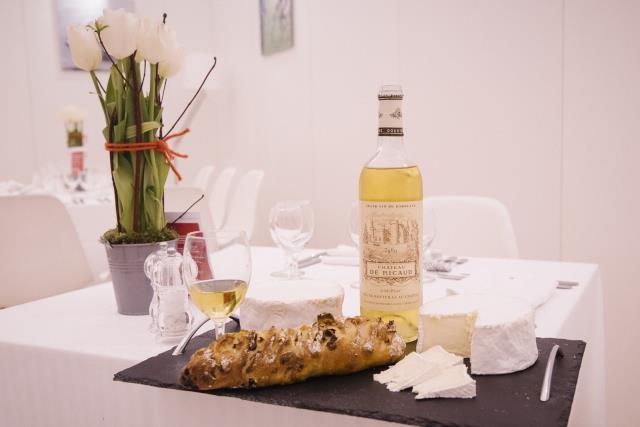 L'alliance du Brillat-Savarin avec un pain de tradition française aux fruits (abricots, raisins… ) accompagné d'un Loupiac moelleux de chez Dourthe en 2000.