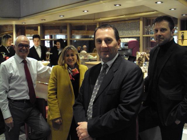 degauche à droite, Patrice Broussou, Yveline Declercq, secrétaire des élèves, Pascal Noir, Grégory Daubresse, représentant d'Elior
