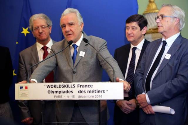 Jeudi 18 décembre, au Ministère du travail (Paris, XVe) : Alain Ducasse a soutenu le projet en présence de Michel Guisembert (à gche), et des ministres Patrick Kanner et François Rebsamen.