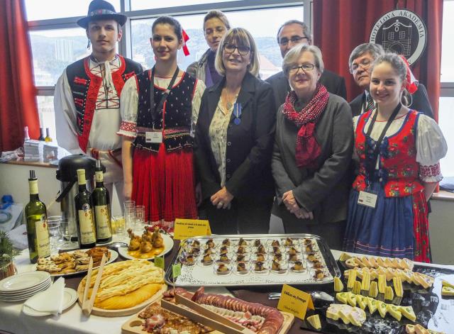 Agnès Vaffier et Christiane Keller, entourées de la délégation slovaque qui acueillera les Noëls d'Europs en 2014.