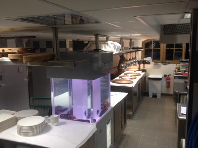 L'outil signé Bos Equipement Hôtelier : 50 m² de cuisine aménagée avec un vivier à langoustes et homard intégré dans le passe d'envoi.