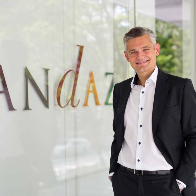 Issu du secteur automobile, Arnaud de Saint-Exupéry prépare l'ouverture de l'hôtel Andaz à Tokyo, dont il est le directeur général.