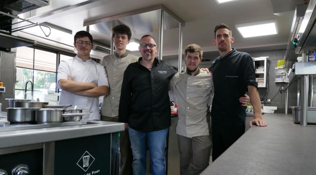 En cuisine : Grégoire Bosq, Gwendaël Lamblin, Rodolph Regnauld, Quentin Bouldoyré et Kevin Arols.