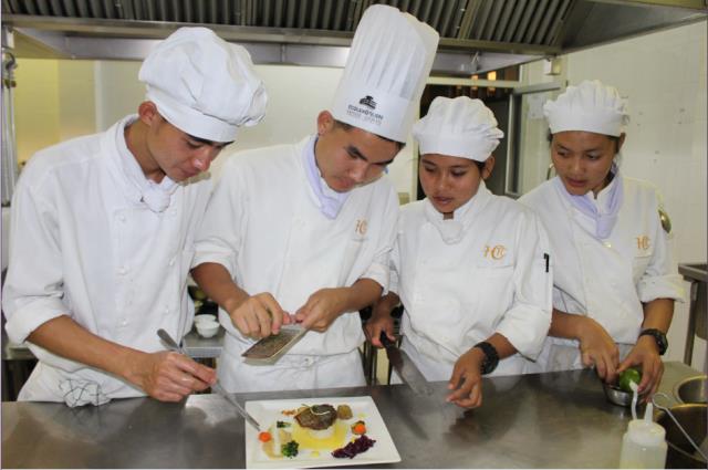 Des élèves cuisiniers de l'HCTC (Hospitality and Catering Training Center)