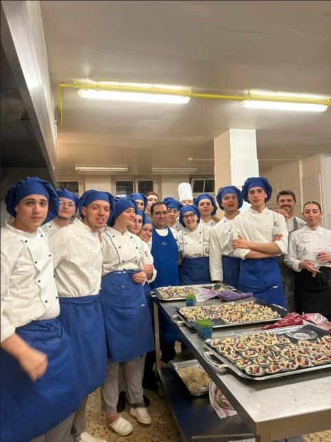 Elèves italiens et français dans les cuisines de l’Ambassade d’Italie avec les Chefs Dario et Lemarquis