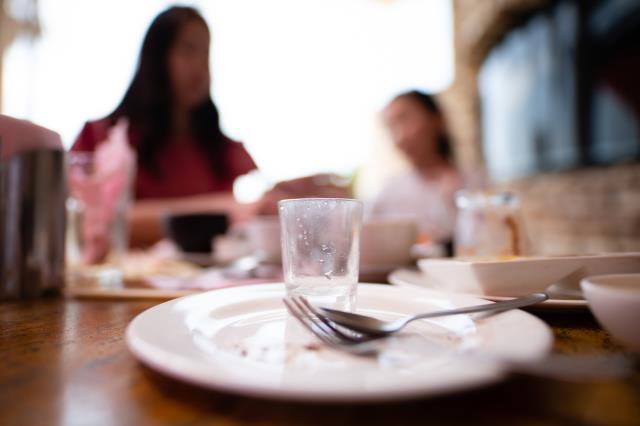 Au troisième trimestre 2023, 42 % des personnes interrogées ont consacré moins de revenu disponible aux sorties au restaurant.