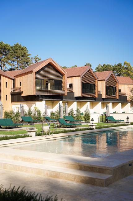 Le Relais & Châteaux L’Hostellerie de Levernois a créé des villas perchées et un bassin de nage.