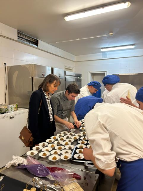 La directrice Académique de Paris, Valérie Baglin-Le Goff en visite dans les cuisines de l’ambassade d’Italie