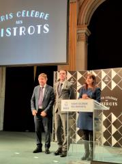 De gauche à droite : Alain Fontaine, Nicolas Bonnet Oulaldj, adjoint à la maire de Paris chargé du commerce, de l’artisanat, des professions indépendantes, des métiers d’art et de la mode, et Anne Hidago, maire de Paris.
