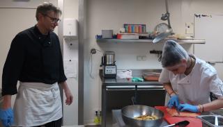 En cuisine, Pascal Nezat transmet son savoir aux jeunes, tout en respectant leurs rythmes et leurs...