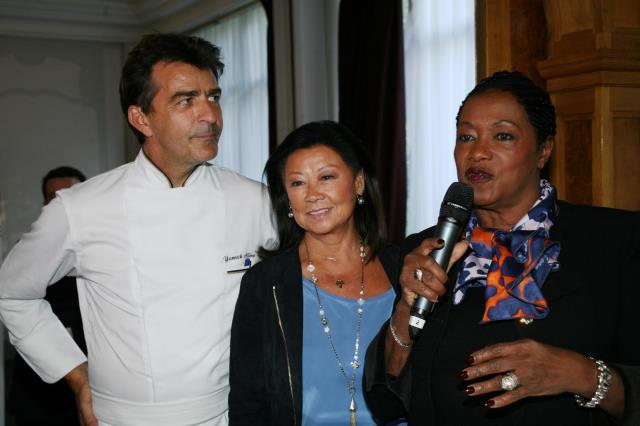 De g à d : Yannick Alléno,Jeanne D'Hautseserre, maire 8ème arrondissement de Paris et Babette de Rozières.