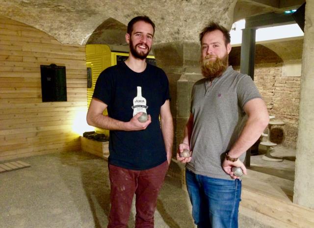 Julien Grienenberger et Julien Frisch ont aménagé une piste de pétanque dans la cave de leur bar.