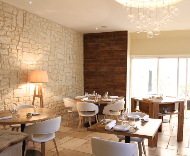 La salle du restaurant a été rénovée qu'avec des matériaux recyclés, une démarche 'durable', cohérente dans tous ses aspects.