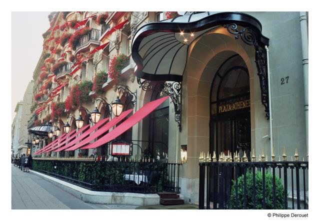Niché au coeur de Paris, le Plaza Athénée est l'un des hôtels les plus connus au monde