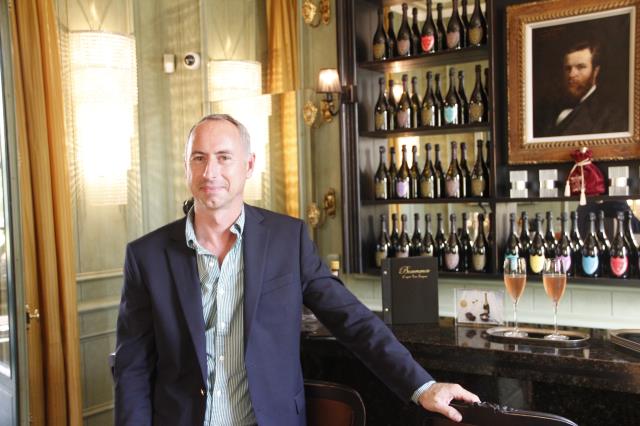 Frédéric Hubert, propriétaire du Beaumanoir, devant le bar à champagne qui compte 50 références. Une particularité de l'hôtel.