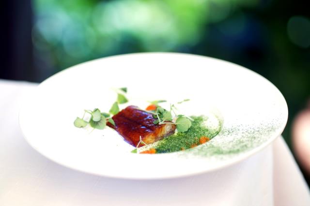 Anguille kabayaky, caviar d'aubergine blanche à l'anguille fumée ( Angulas Roset), crème de piquillos, espuma de riz ( Arroz Illa de Riu ), par Alexandre Zdankevitch