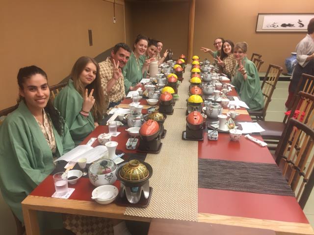 les apprentis ont revêtu une tenue traditionnelle pour vivre une soirée d'exception et de haute gastronomie japonaise dans un Ryocan, auberge typique japonaise.