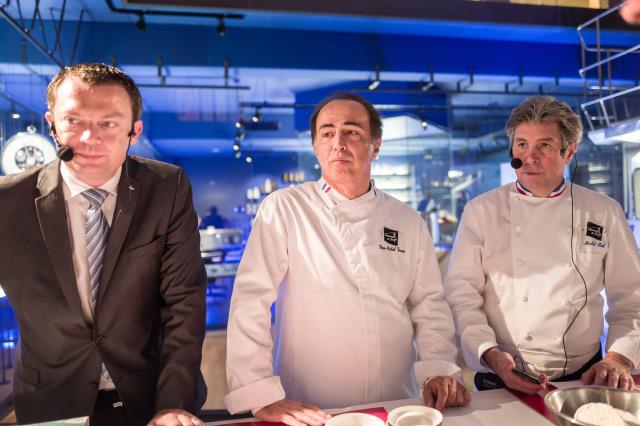 Le chef Michel Roth et le maître d'hôtel Frédéric Kaiser encadrant Jean-Michel tenuto, responsable culinaire de Lactalis.