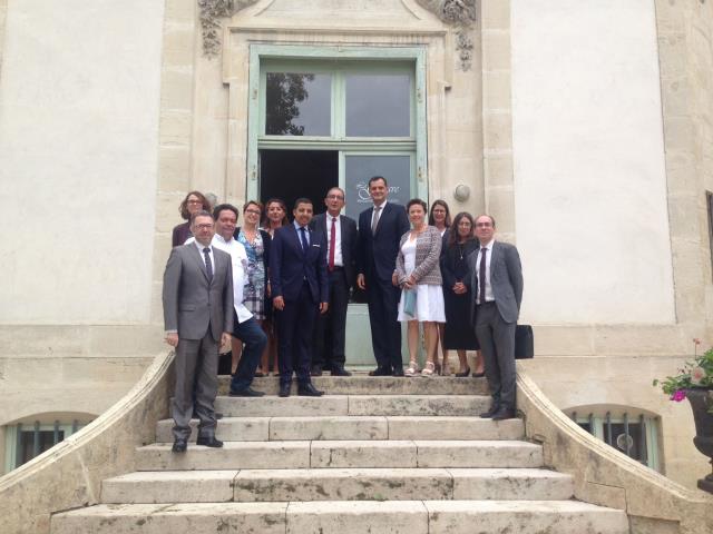 Christophe Farnaud, ambassadeur de France en Afrique du Sud, sa délégation et le personnel enseignant sur le perron du lycée Le Castel