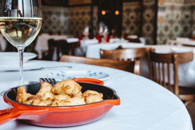 « croquettes de jambon » et « queue de taureau au vin du priorat » : la tradition est d'abord dans l'assiette !