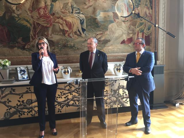 De g à d : Marie Sauce-Bourreau, Jean-Pierre Cointreau, président de Champagne Gosset et président du jury, et Fabrice Sommier, lors de la remise du trophée dans les salons de l'Hôtel de Crillon, ce lundi 18 septembre.