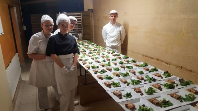 Les élèves en cuisine au Puy du Fou